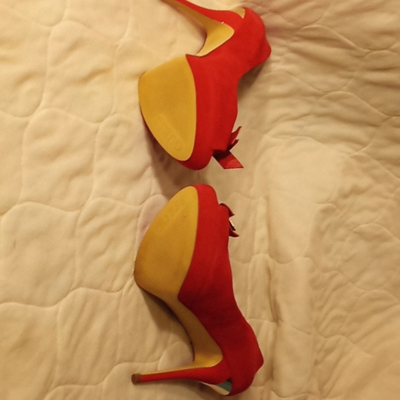 Red guess heels - Picture 3 of 4